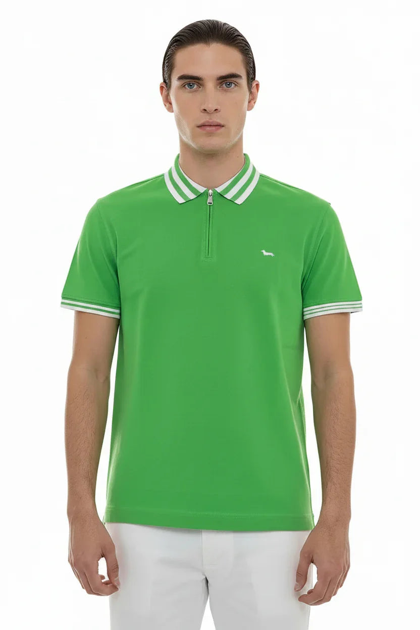 Polo uomo verde con zip, dettagli bianchi su colletto e maniche, stile casual elegante