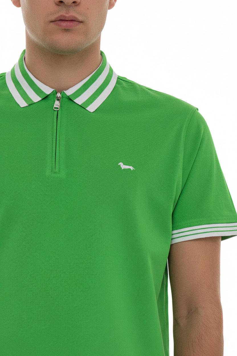 Polo uomo verde con zip, colletto a righe bianche, logo canino ricamato sul petto