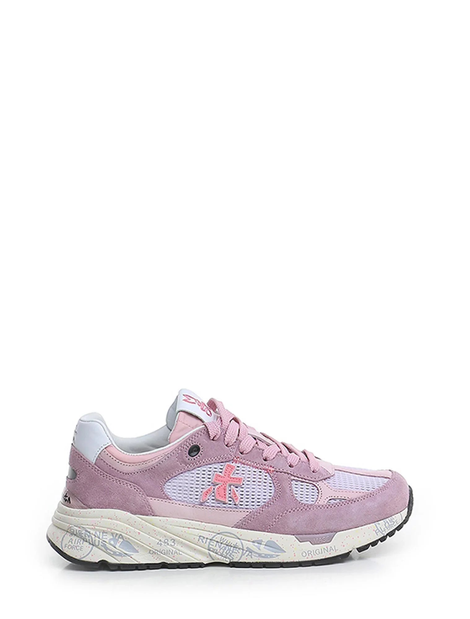 Sneaker rosa da donna in suede e mesh, suola bianca con dettagli stampati, stile casual.