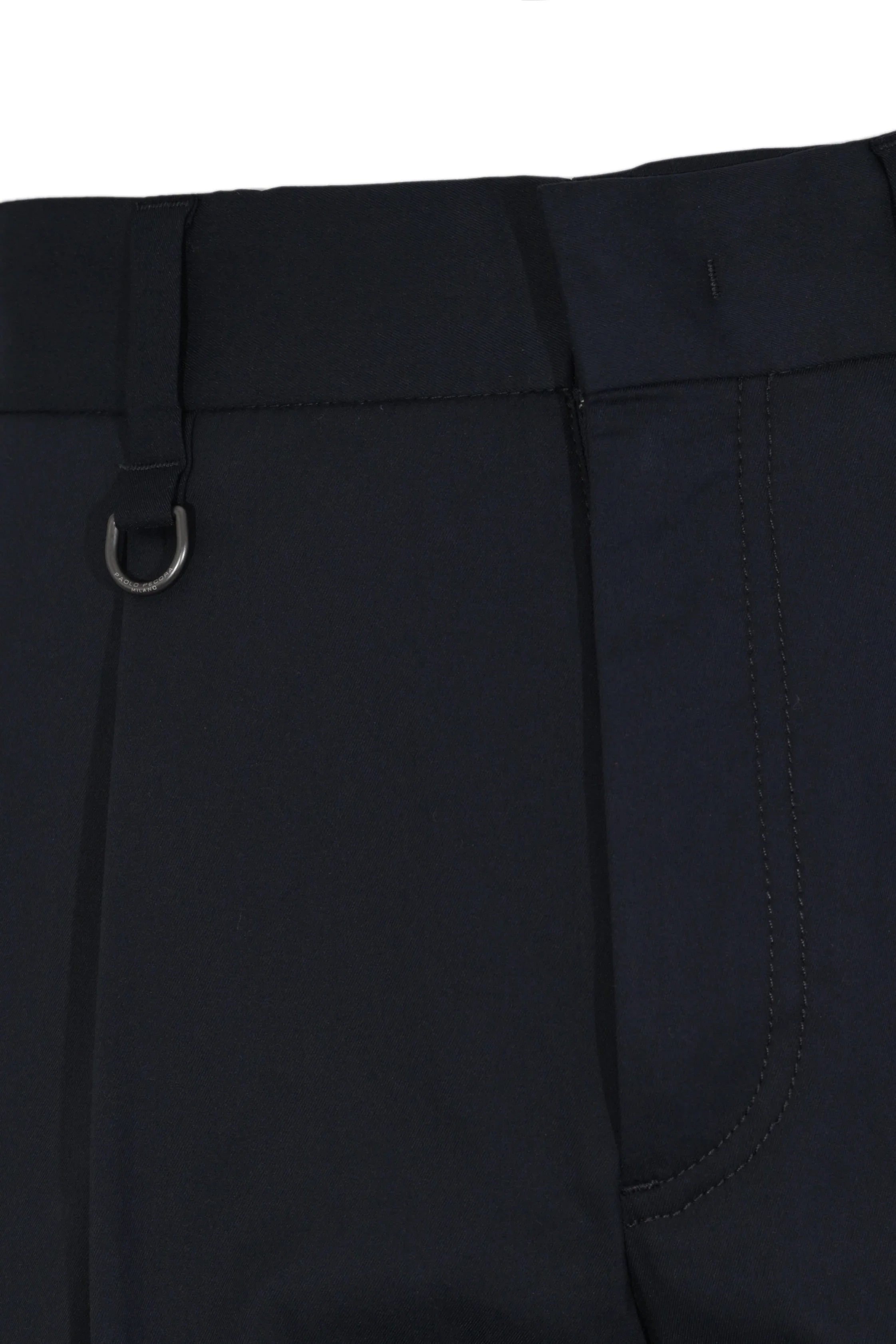 Dettaglio pantaloni uomo neri eleganti con passante cintura e cuciture visibili