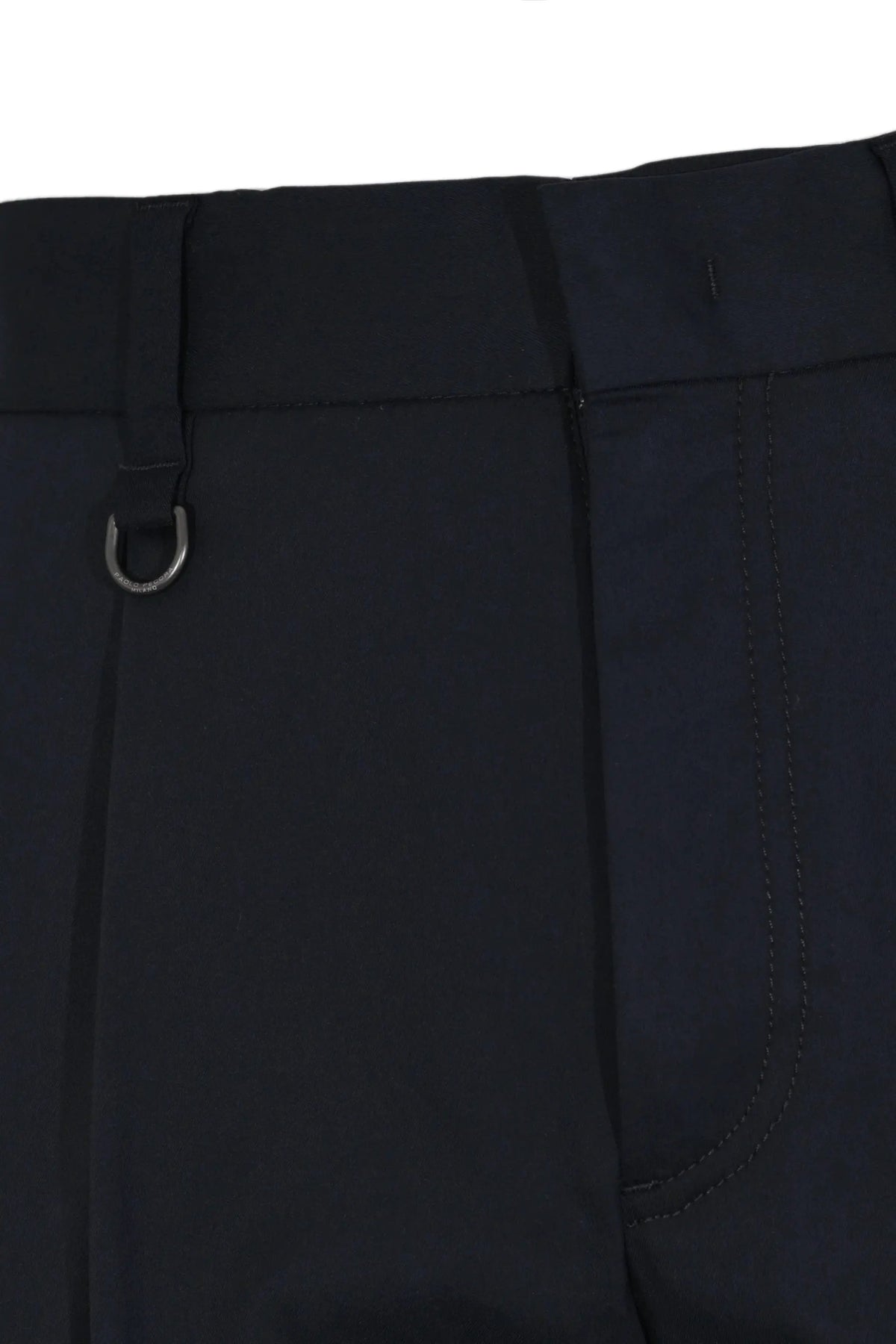 Dettaglio pantaloni uomo neri eleganti con passante cintura e cuciture visibili