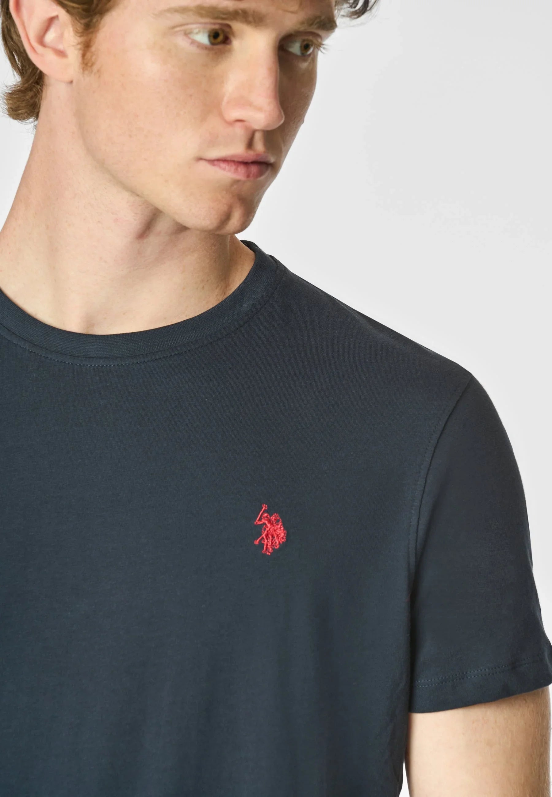 Maglietta uomo blu scuro con logo ricamato rosso, abbigliamento casual moda uomo.