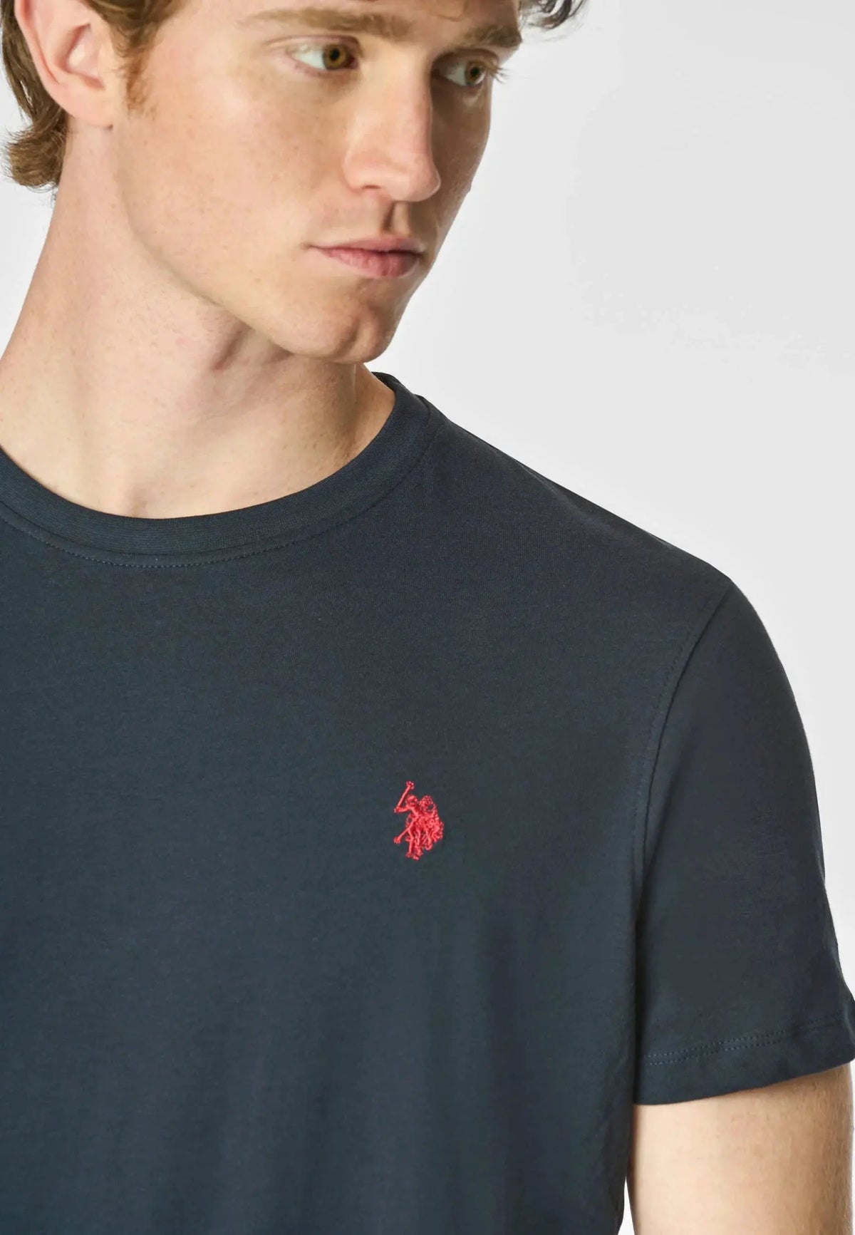 Maglietta uomo blu scuro con logo ricamato rosso, abbigliamento casual moda uomo.
