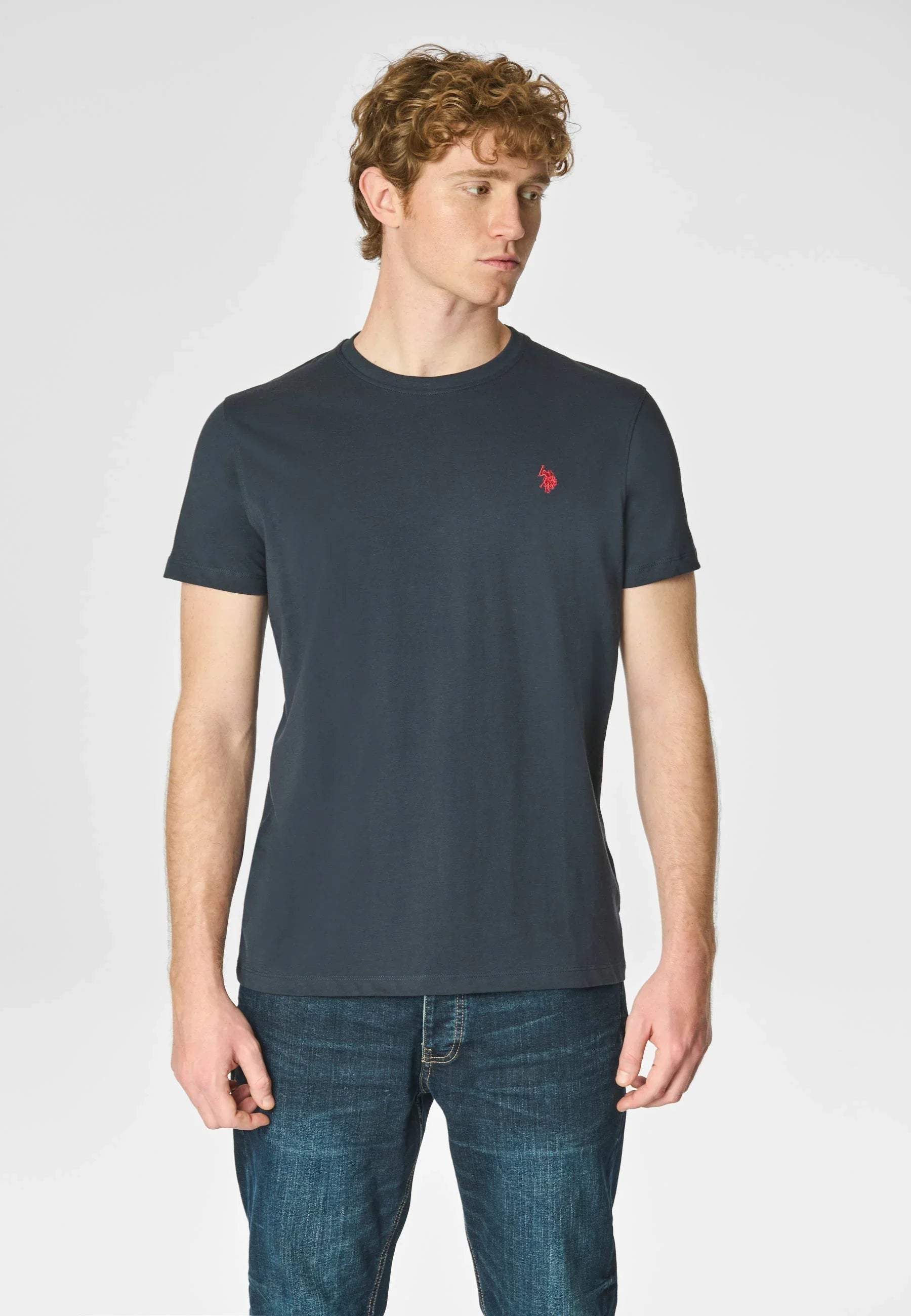 Maglietta uomo blu scuro con logo rosso ricamato, maniche corte, vestibilità casual