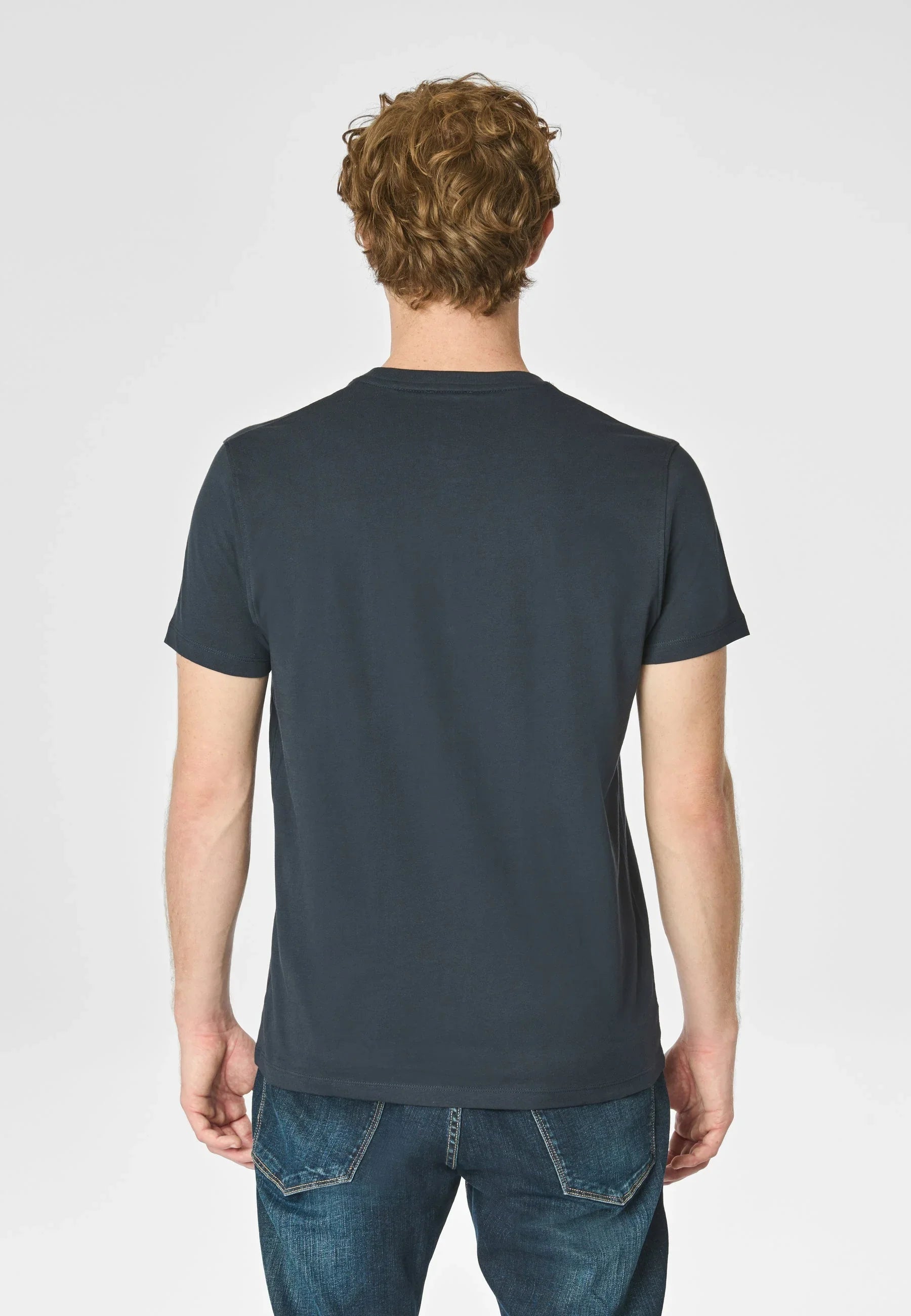 Maglietta uomo nera a maniche corte vista dal retro, abbigliamento casual