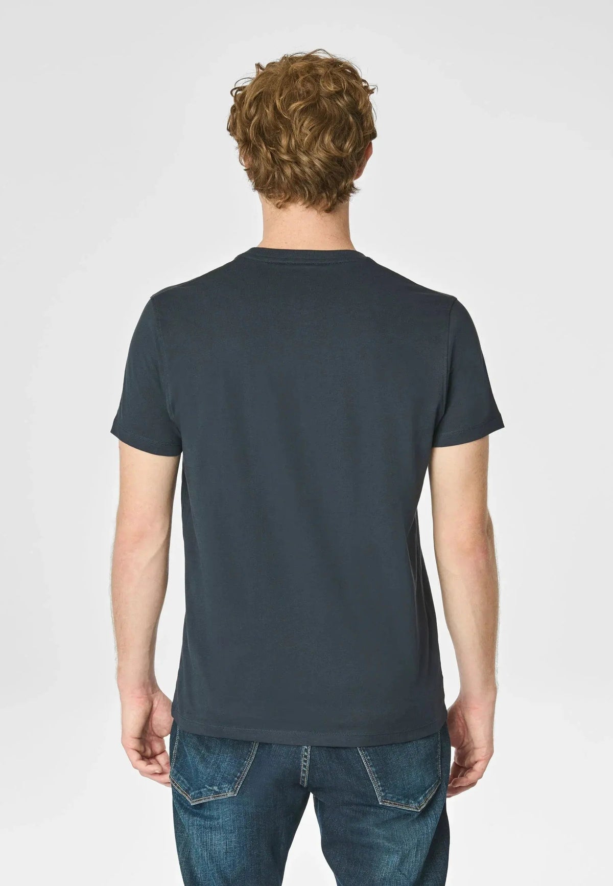 Maglietta uomo nera a maniche corte vista dal retro, abbigliamento casual