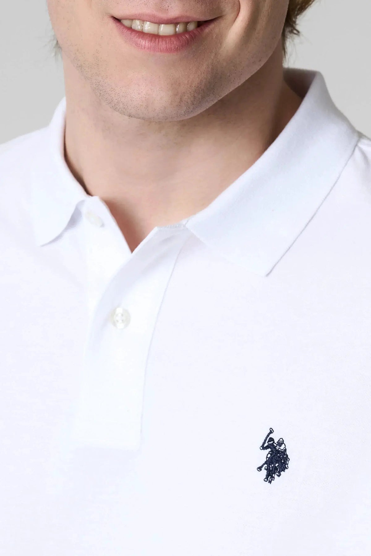 Polo bianca da uomo con logo ricamato sul petto, dettaglio colletto e bottoni