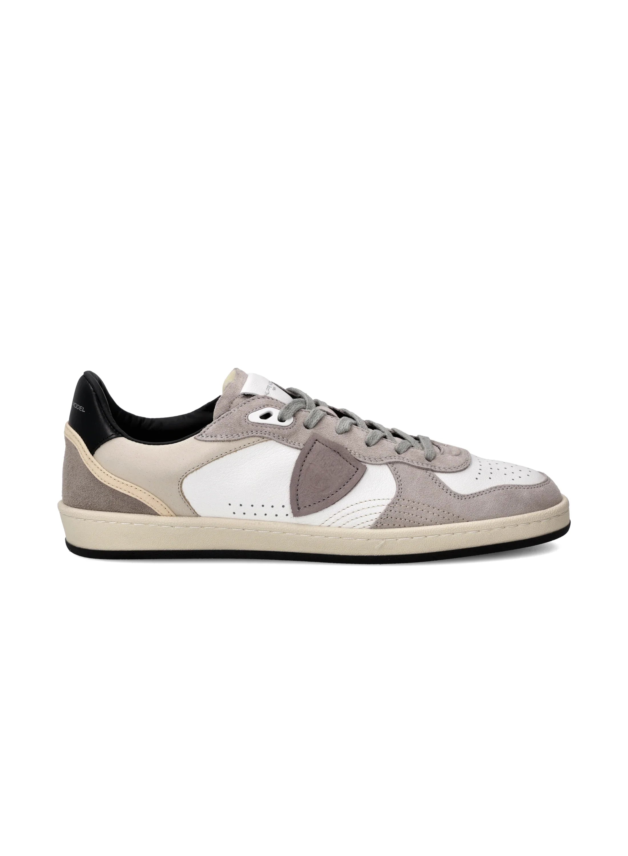 Sneaker uomo in pelle e suede bianca e grigia, design casual, suola chiara e dettagli neri