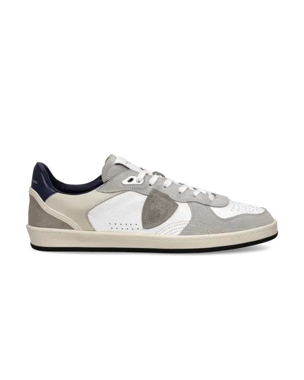 Sneaker uomo in pelle bianca e suede grigia con dettagli beige e blu, vista laterale