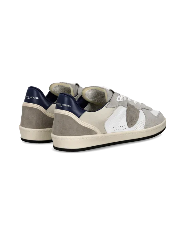 Sneakers uomo in pelle e suede grigio chiaro e bianco con dettagli blu, vista posteriore