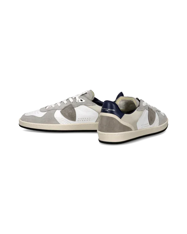 Sneakers uomo bianche con dettagli grigi e blu, stile casual, tomaia in pelle e camoscio.