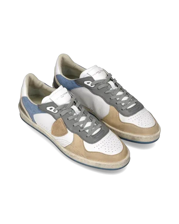 Sneakers uomo in pelle e suede bianche, beige e grigie, stile casual moderno