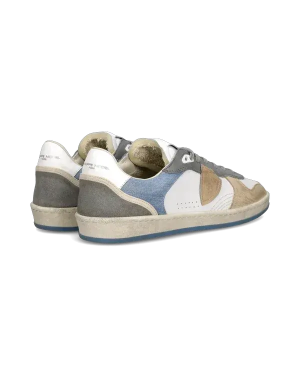 Sneakers uomo multicolore in pelle, camoscio e tessuto con dettagli grigi, blu e beige.