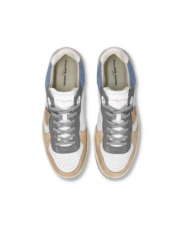 Sneakers uomo multicolore con dettagli beige, grigi e blu, vista dall'alto