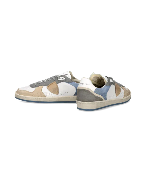 Sneakers uomo multicolore in pelle e suede con inserti beige, grigi e blu, stile casual elegante