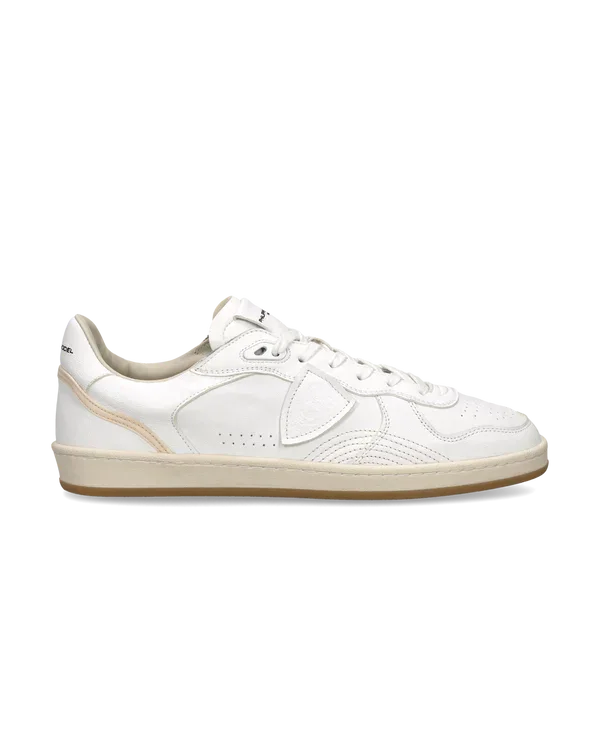 Sneaker uomo in pelle bianca con suola beige, stile casual elegante, nuove collezioni moda