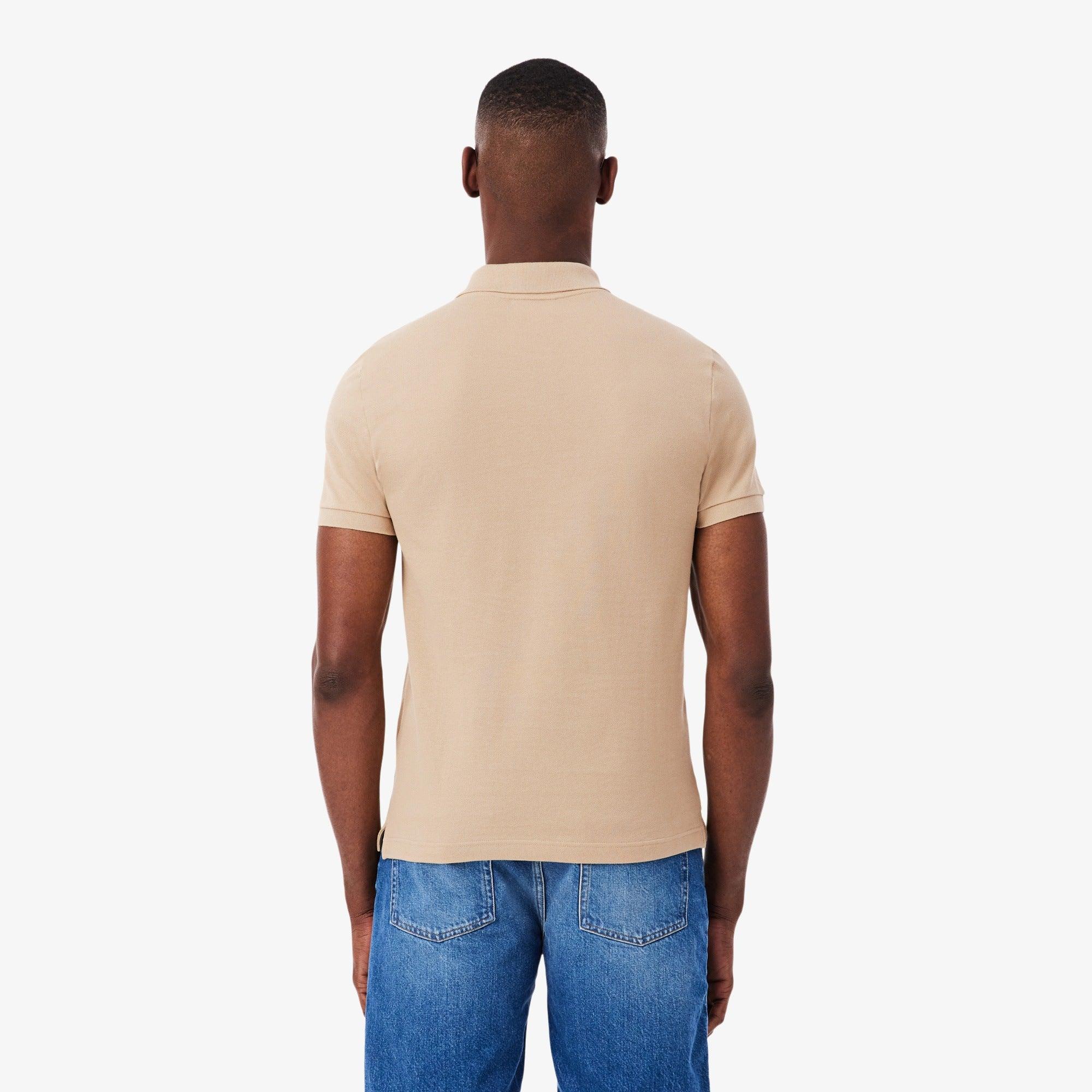 Polo uomo beige manica corta vista posteriore, abbigliamento casual, jeans blu