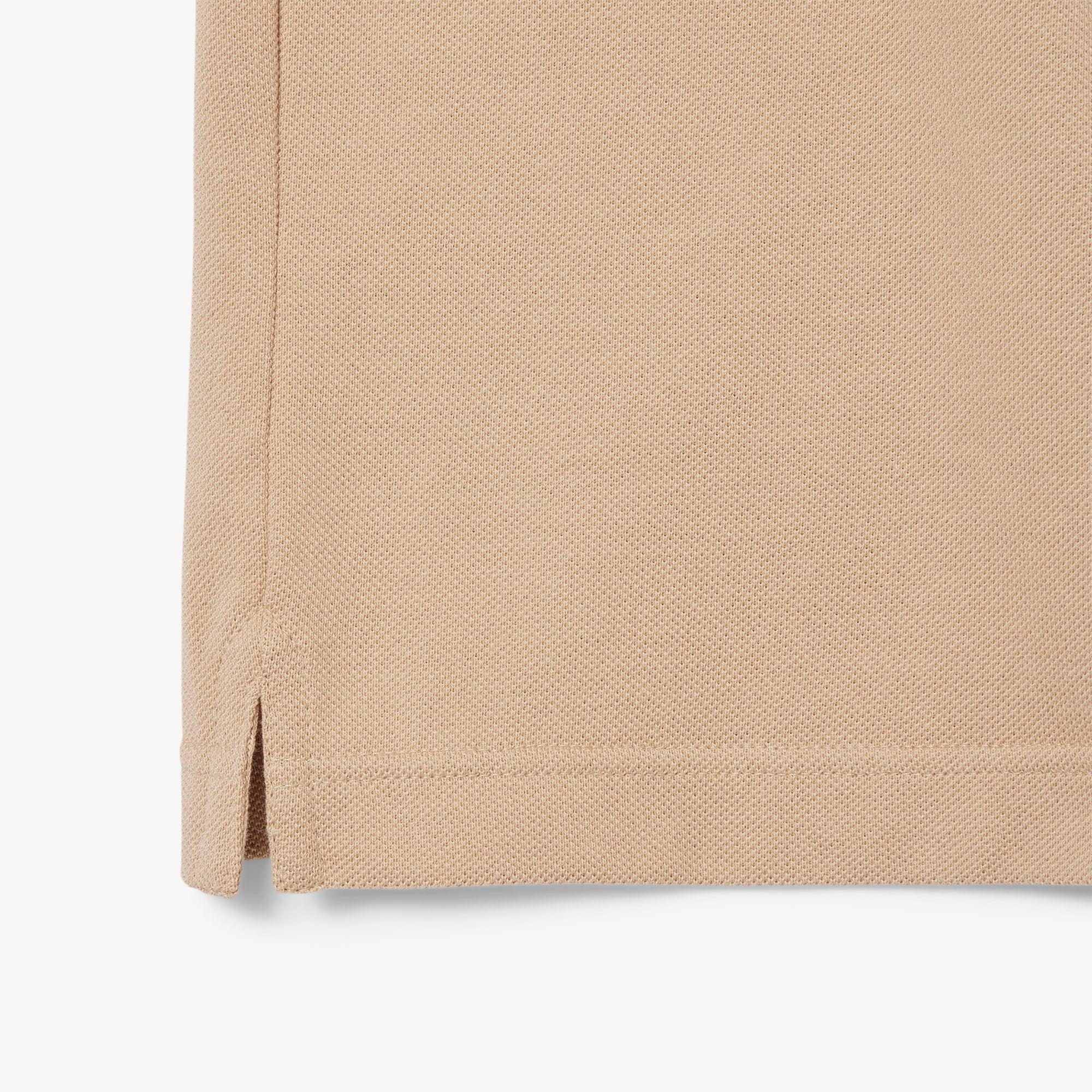 Dettaglio orlo polo beige in cotone con spacco laterale, abbigliamento uomo elegante