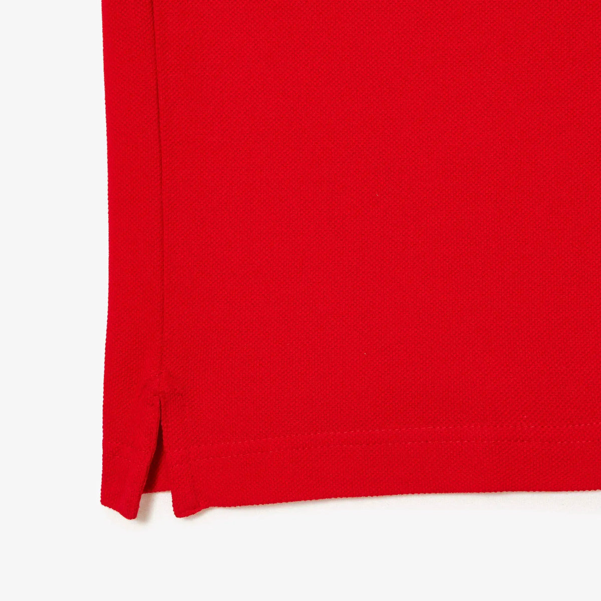 Dettaglio fondo polo rossa in cotone piqué, spacco laterale, abbigliamento uomo