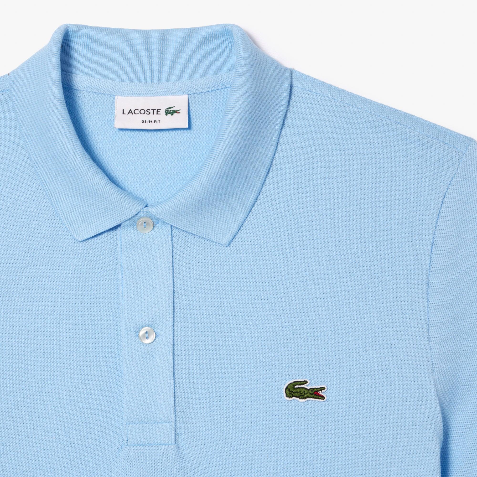 Polo uomo celeste slim fit con logo coccodrillo, due bottoni e collo classico.