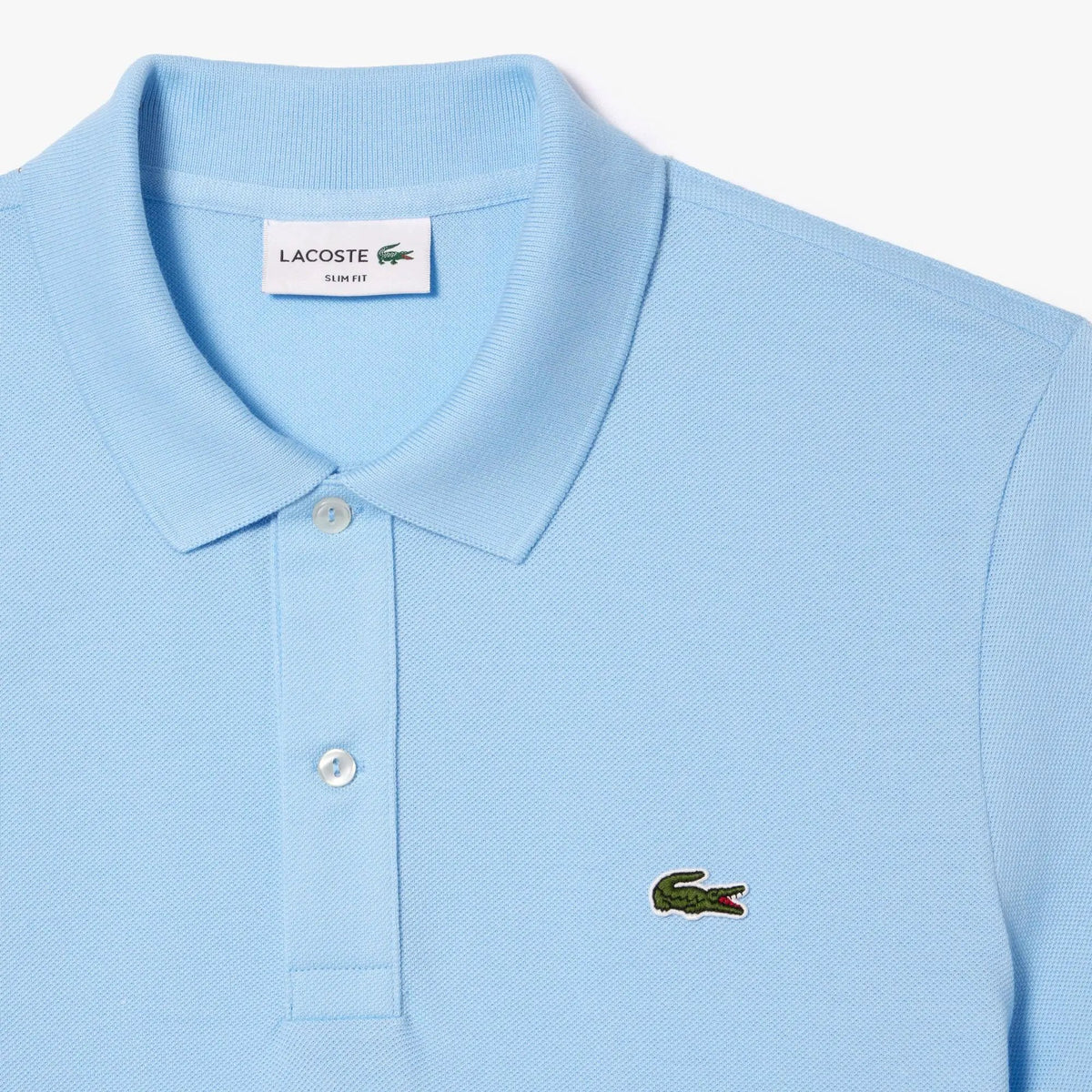 Polo uomo celeste slim fit con logo coccodrillo, due bottoni e collo classico.