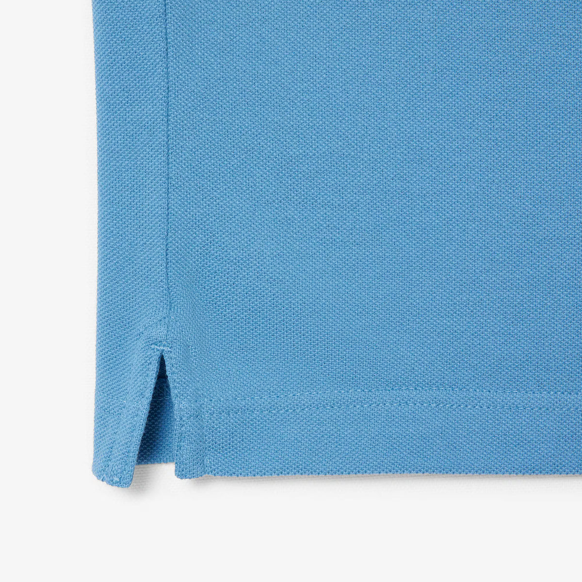 Camicia polo slim fit LACOSTE L.12.12 in piquet blu con colletto e bottoni, vista frontale su modello.