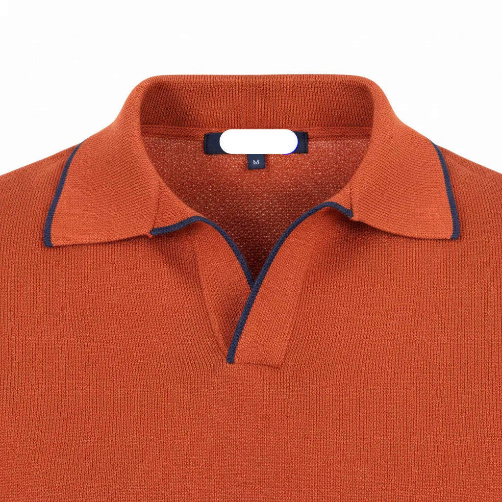 Polo uomo arancione in maglia leggera con colletto e profili blu, stile casual elegante