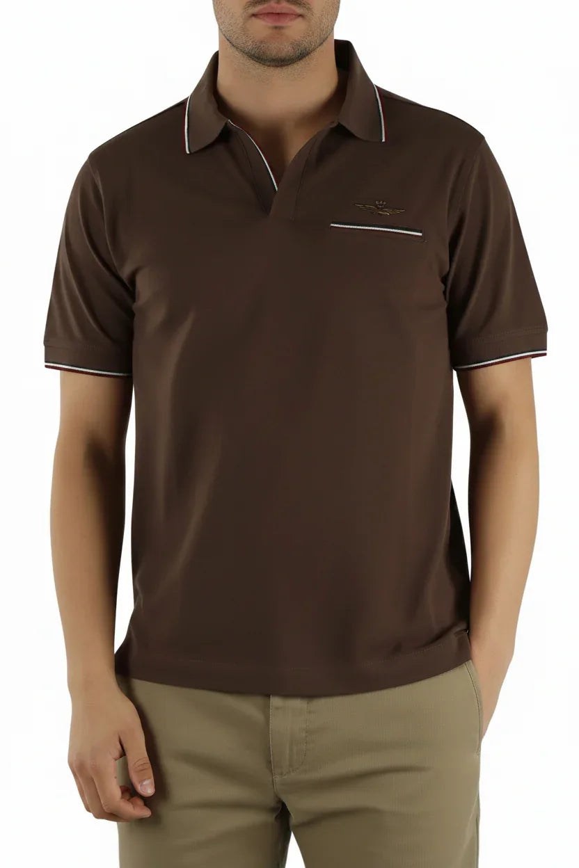 Polo uomo marrone a maniche corte con dettagli bianchi sul colletto, stile casual elegante.