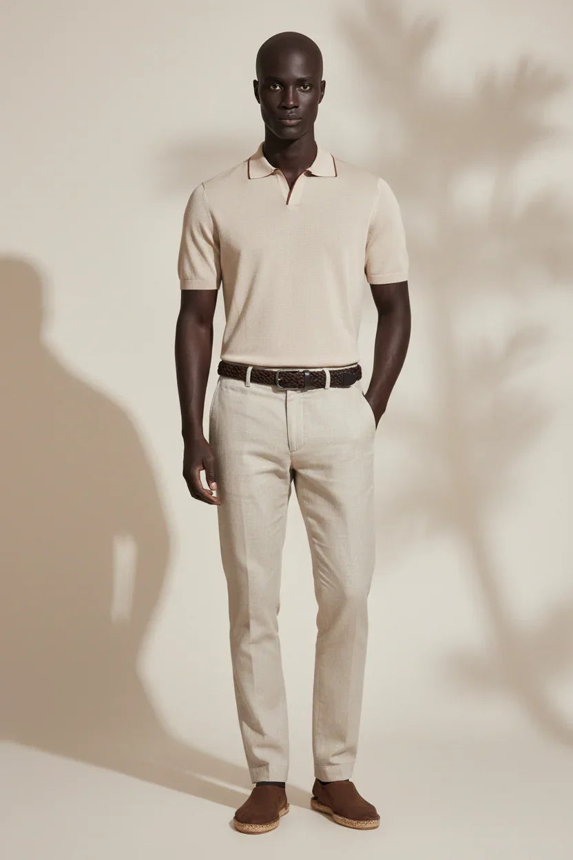 Uomo con polo beige, pantaloni chiari e mocassini marroni, moda abbigliamento uomo elegante.