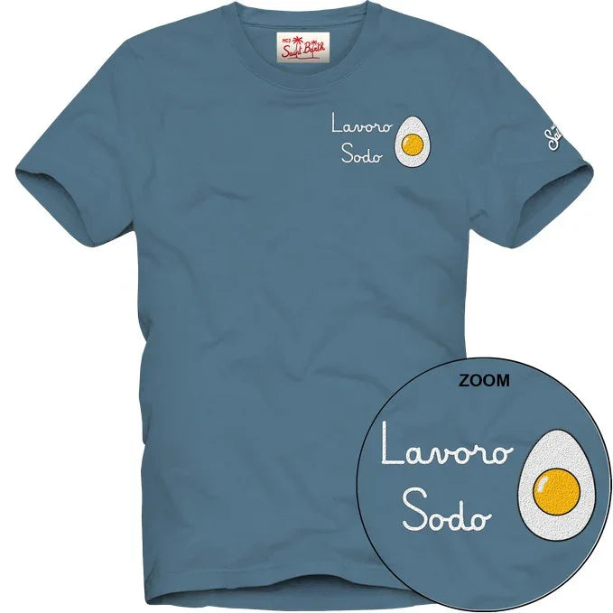 T-shirt azzurra uomo con scritta 'Lavoro Sodo' e ricamo uovo sodo, stile casual.