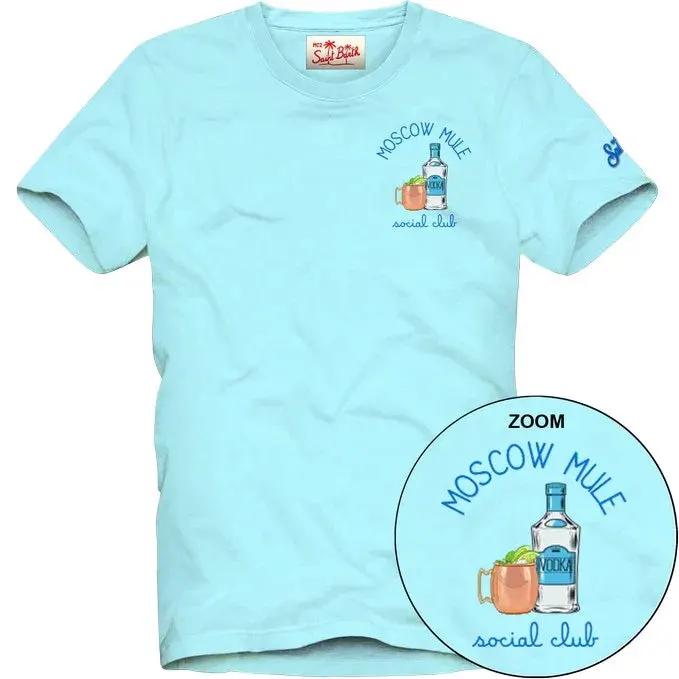 T-shirt azzurra con stampa bottiglia di vodka, bicchiere Moscow Mule e scritta 'social club'.