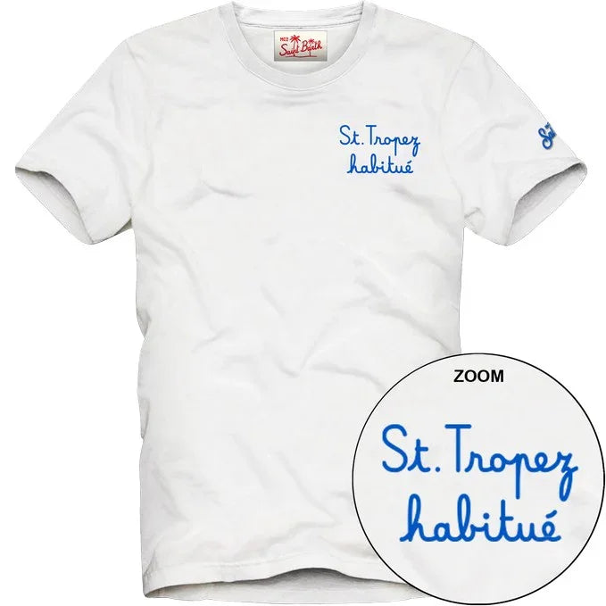 T-shirt bianca uomo con scritta blu St. Tropez habitué sul petto, stile casual estivo
