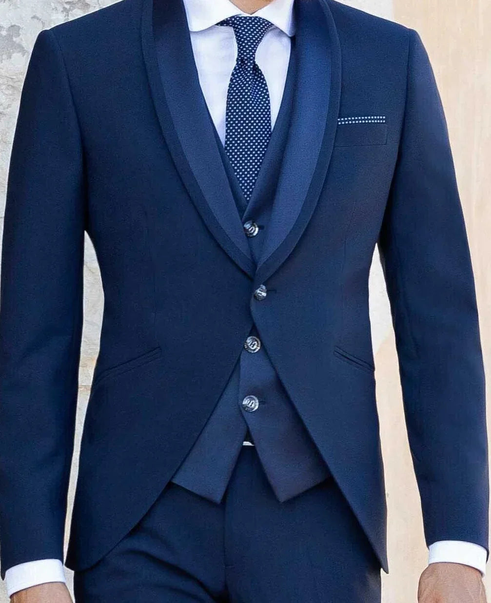 Abito elegante da uomo blu con gilet e cravatta a pois, look formale Made in Italy.