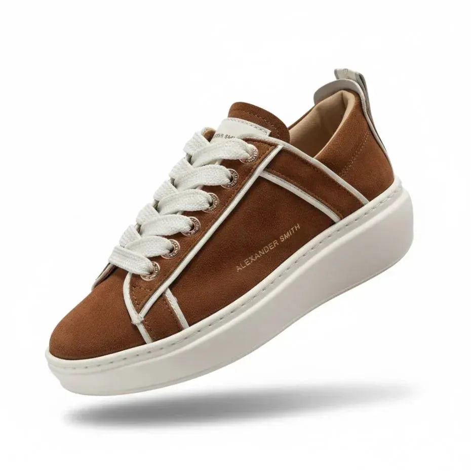 Sneaker marrone da uomo con suola bianca e lacci bianchi, stile moderno casual