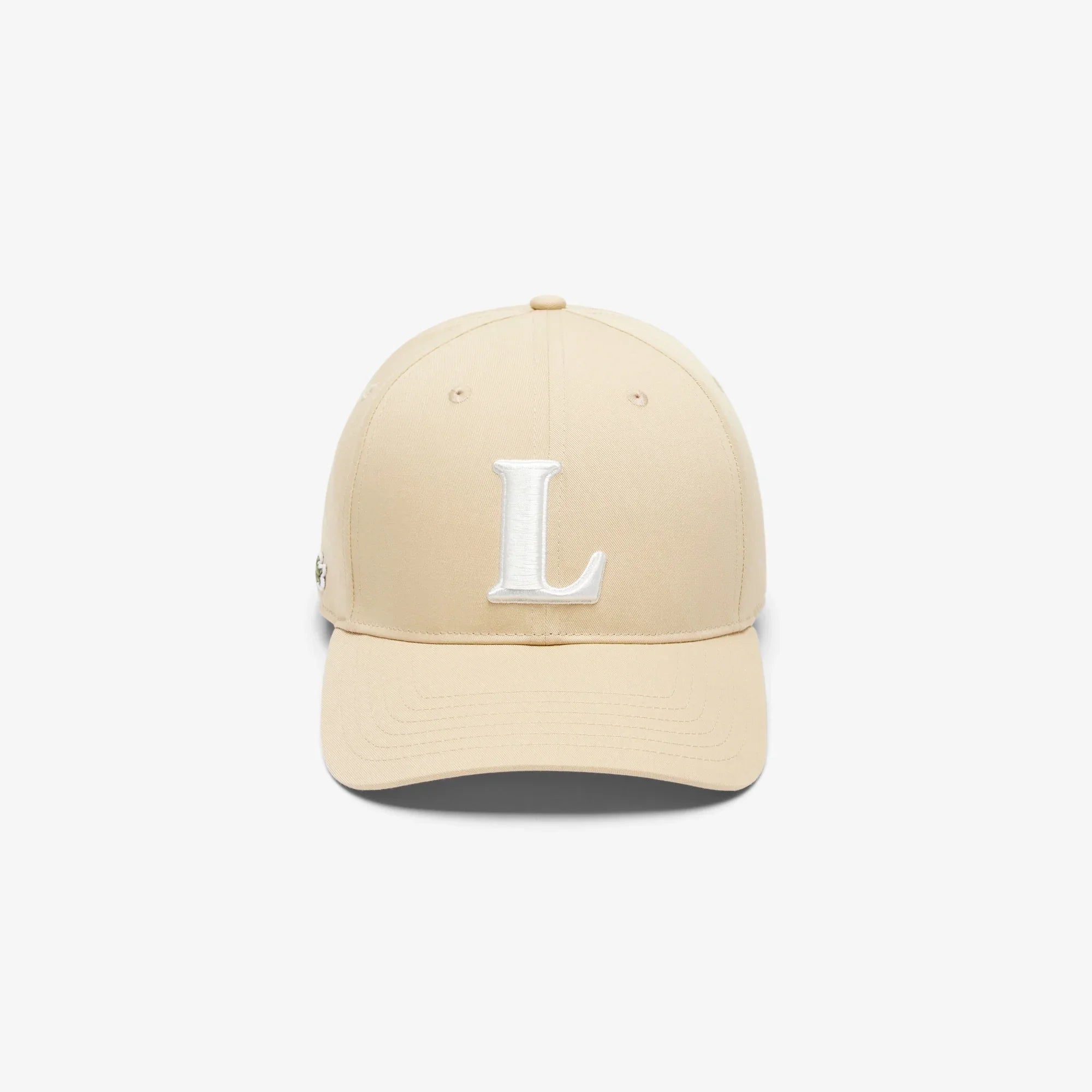 Cappellino beige da uomo con visiera e lettera L bianca ricamata, stile casual.