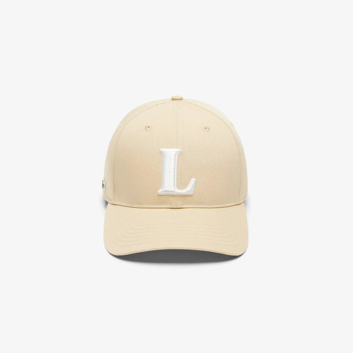Cappellino beige da uomo con visiera e lettera L bianca ricamata, stile casual.
