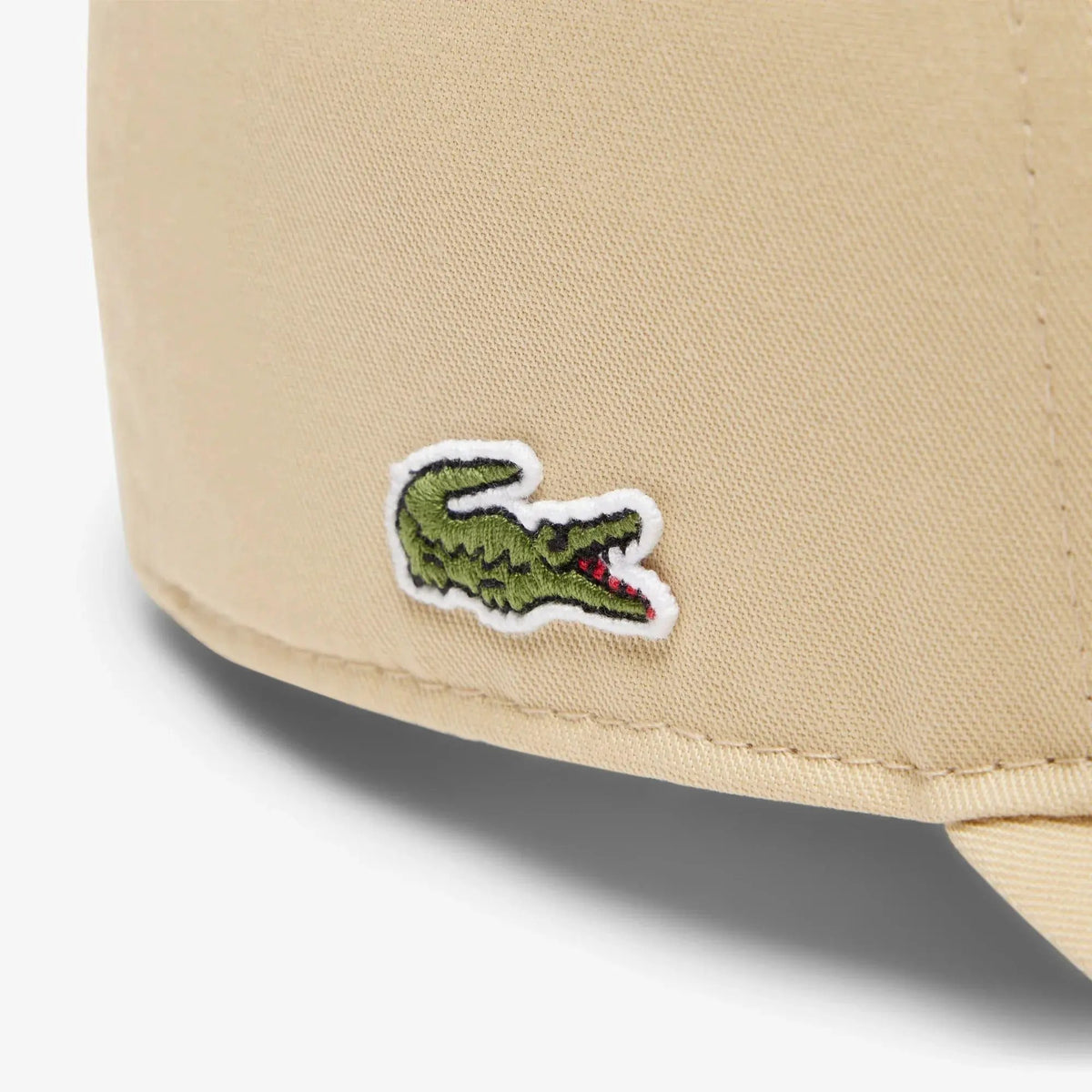 dettaglio logo coccodrillo ricamato su cappellino beige in cotone uomo donna