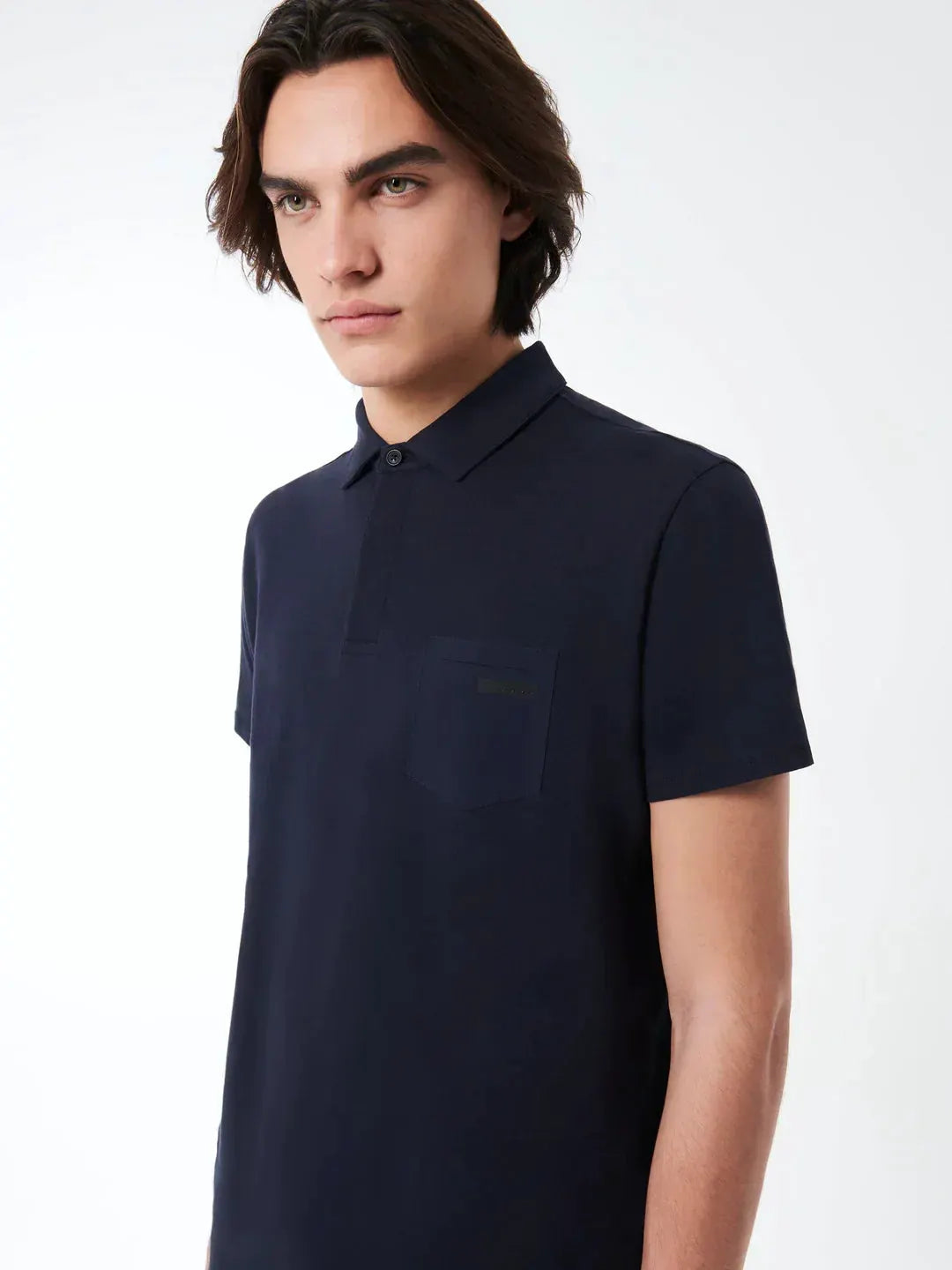 Polo uomo blu ultramarine a manica corta con taschino, modello elegante e moderno
