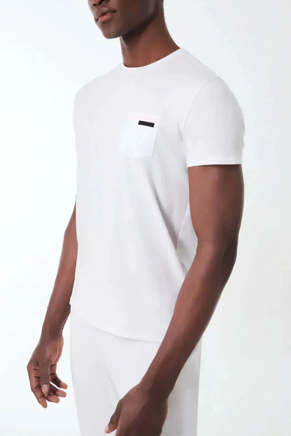 Maglietta uomo bianca minimal con taschino a contrasto, moda estiva elegante