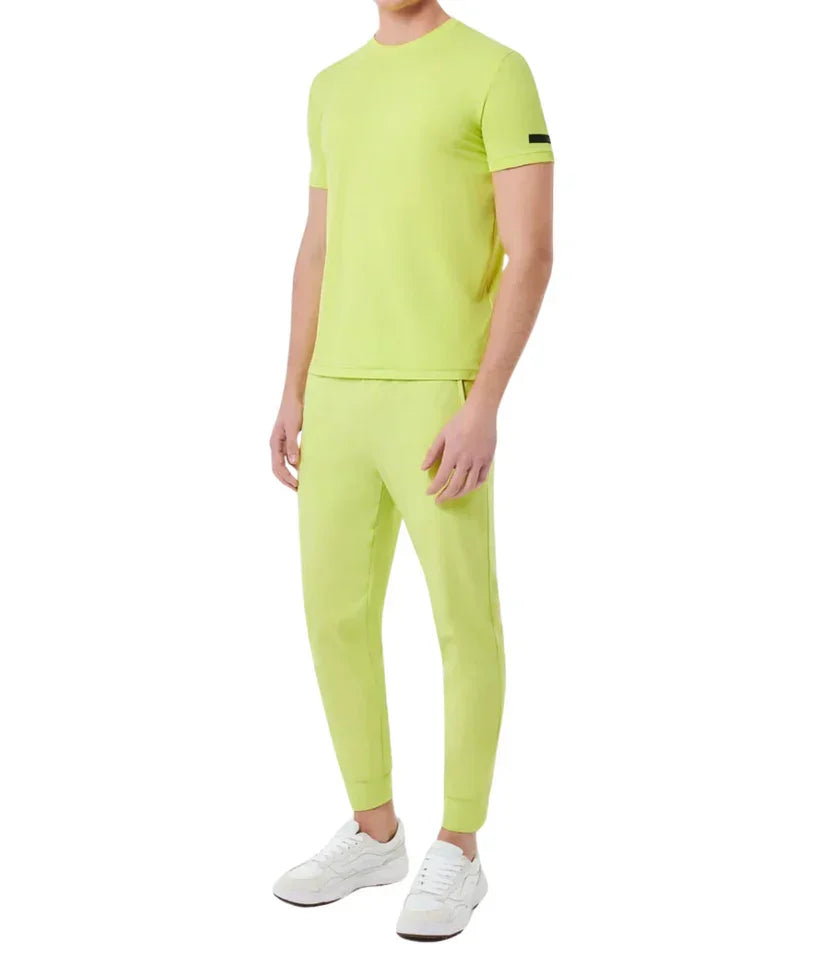 T-shirt uomo verde acido a maniche corte, stile casual, abbinata a pantaloni sportivi