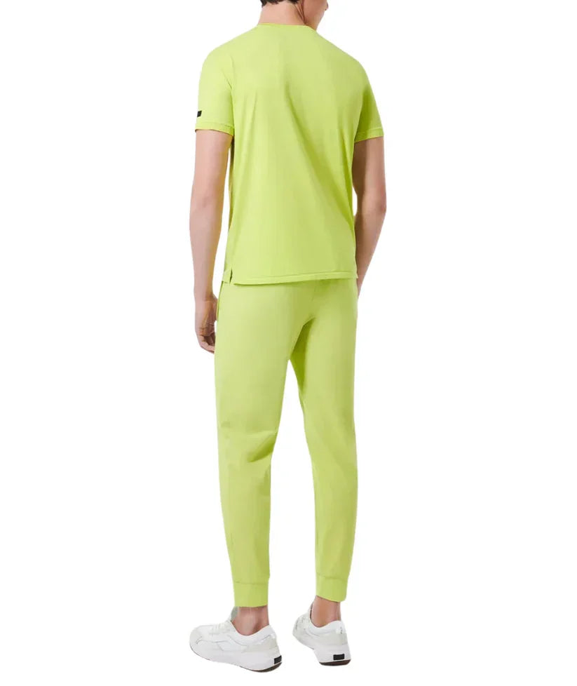 Completo uomo con t-shirt e pantaloni verde acido, vista posteriore, abbigliamento casual