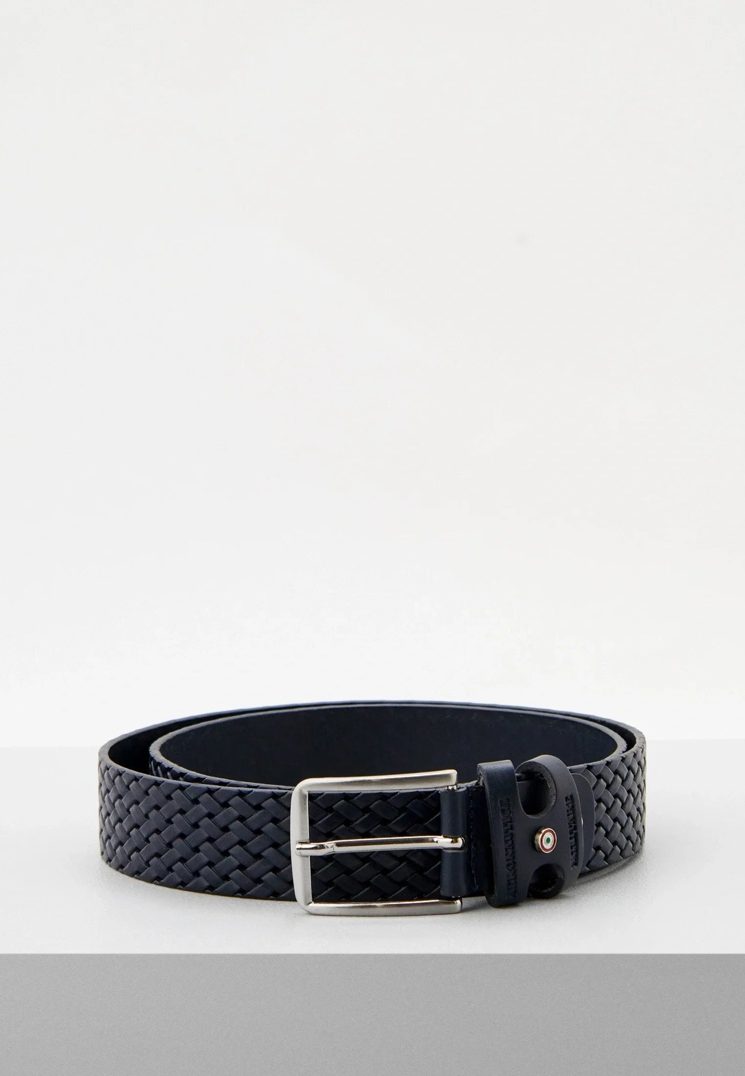 Cintura uomo intrecciata in pelle blu con fibbia metallica, accessorio elegante