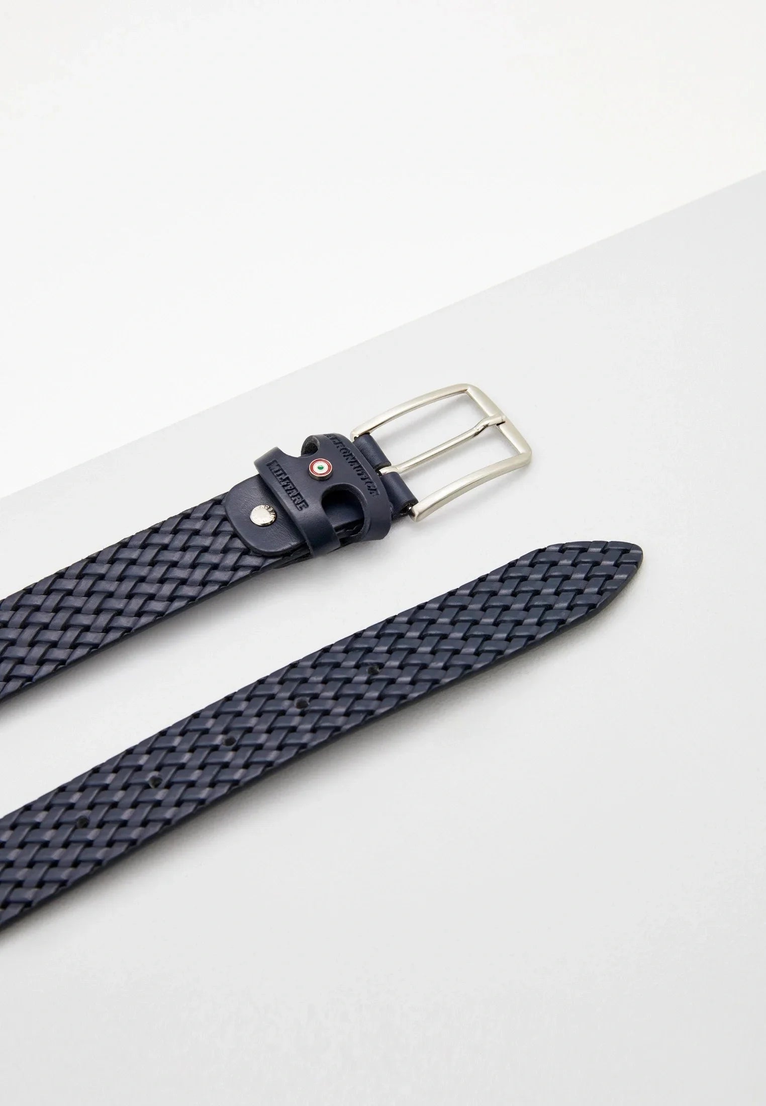 Cintura intrecciata uomo in pelle blu con fibbia metallica, stile elegante Made in Italy