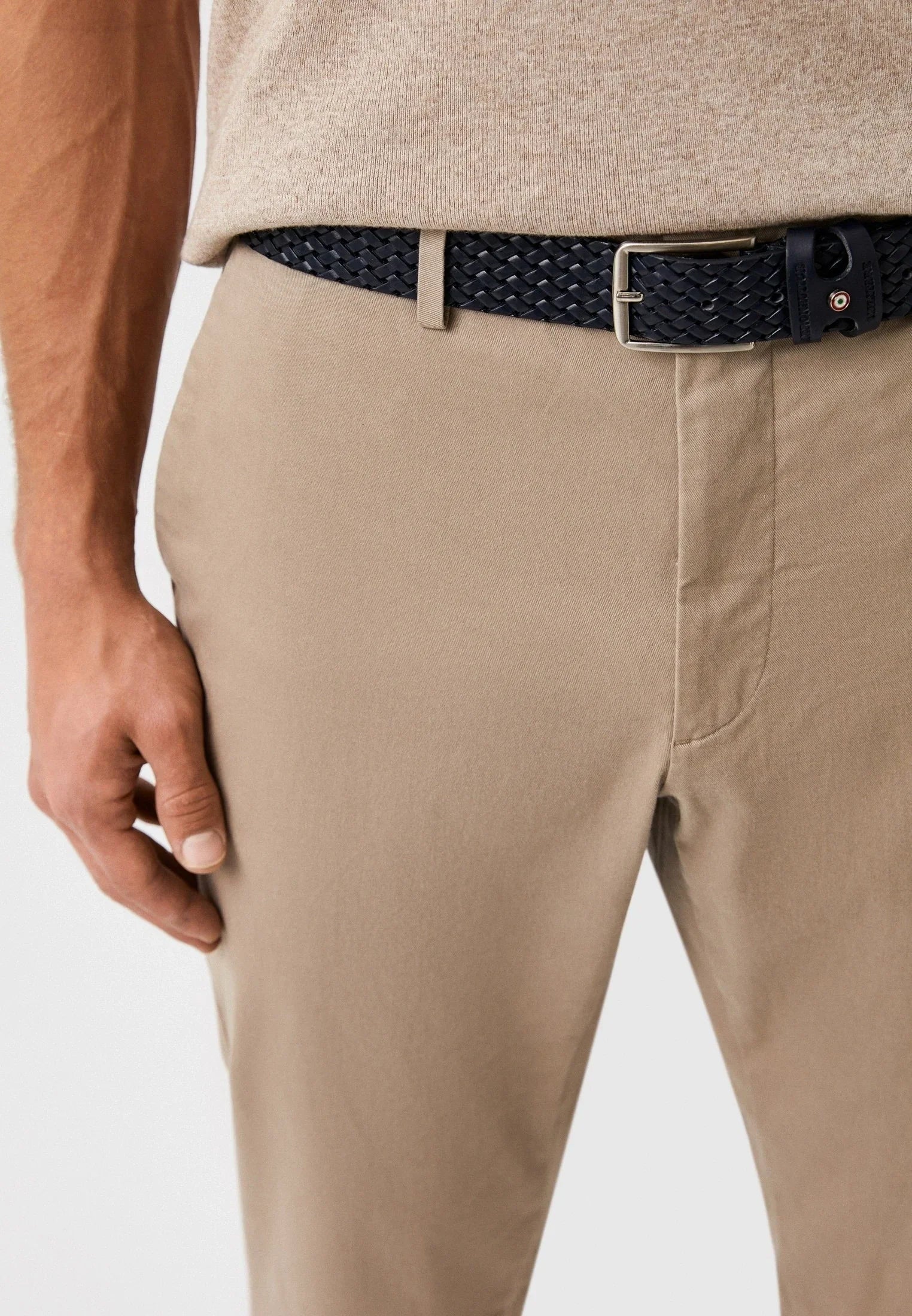 Pantaloni uomo beige in cotone con cintura intrecciata blu, look elegante casual
