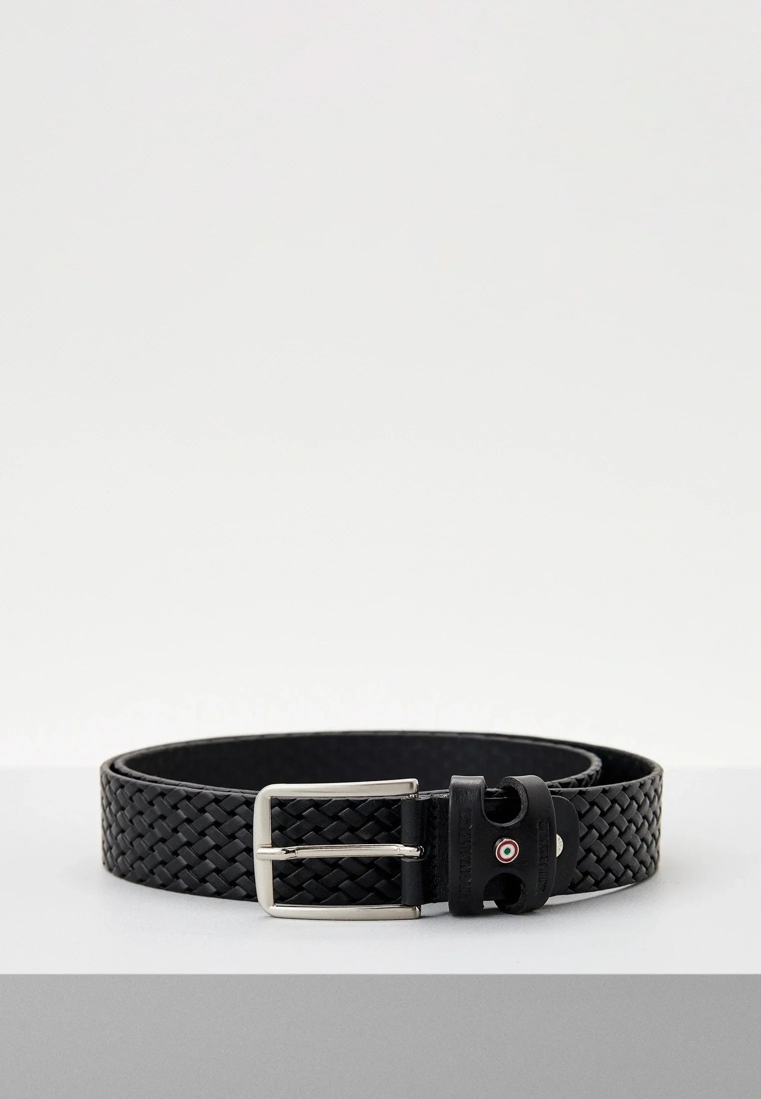 Cintura uomo intrecciata in pelle nera con fibbia argentata, accessorio elegante moda.