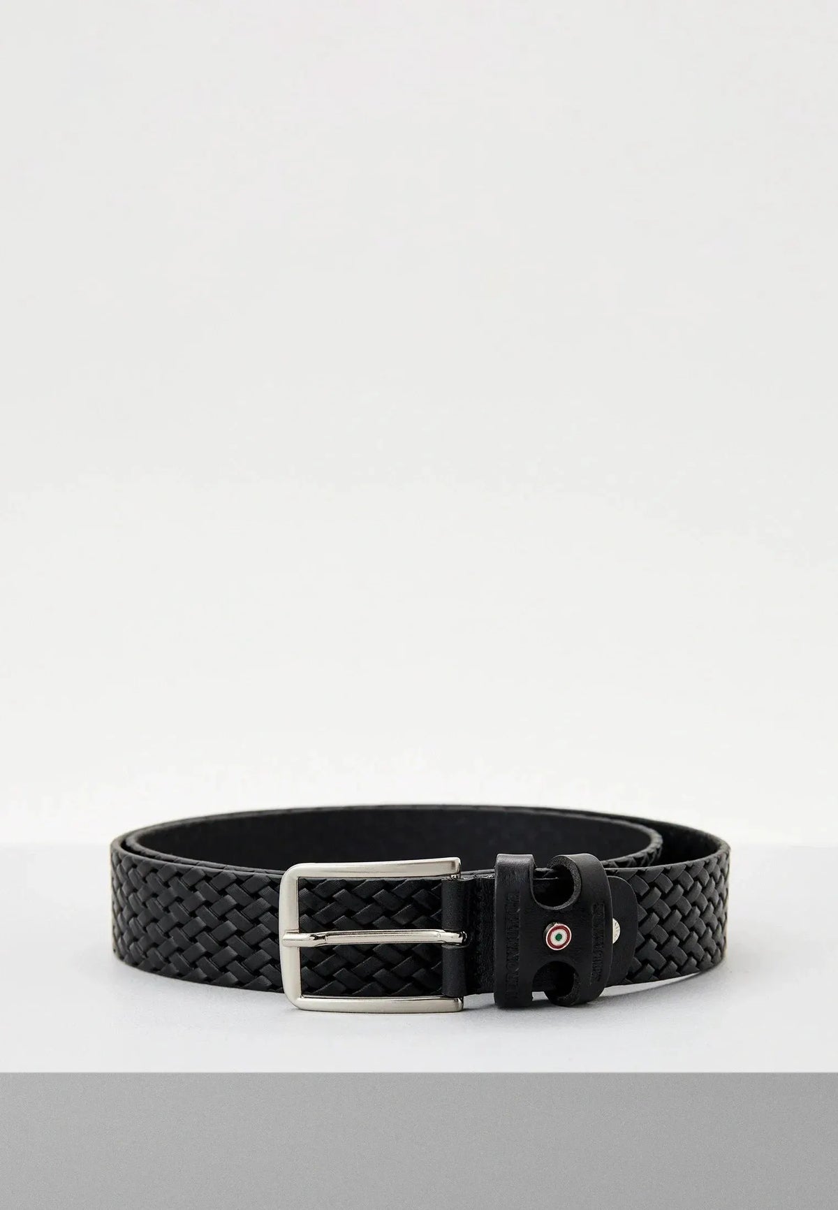 Cintura uomo intrecciata in pelle nera con fibbia argentata, accessorio elegante moda.