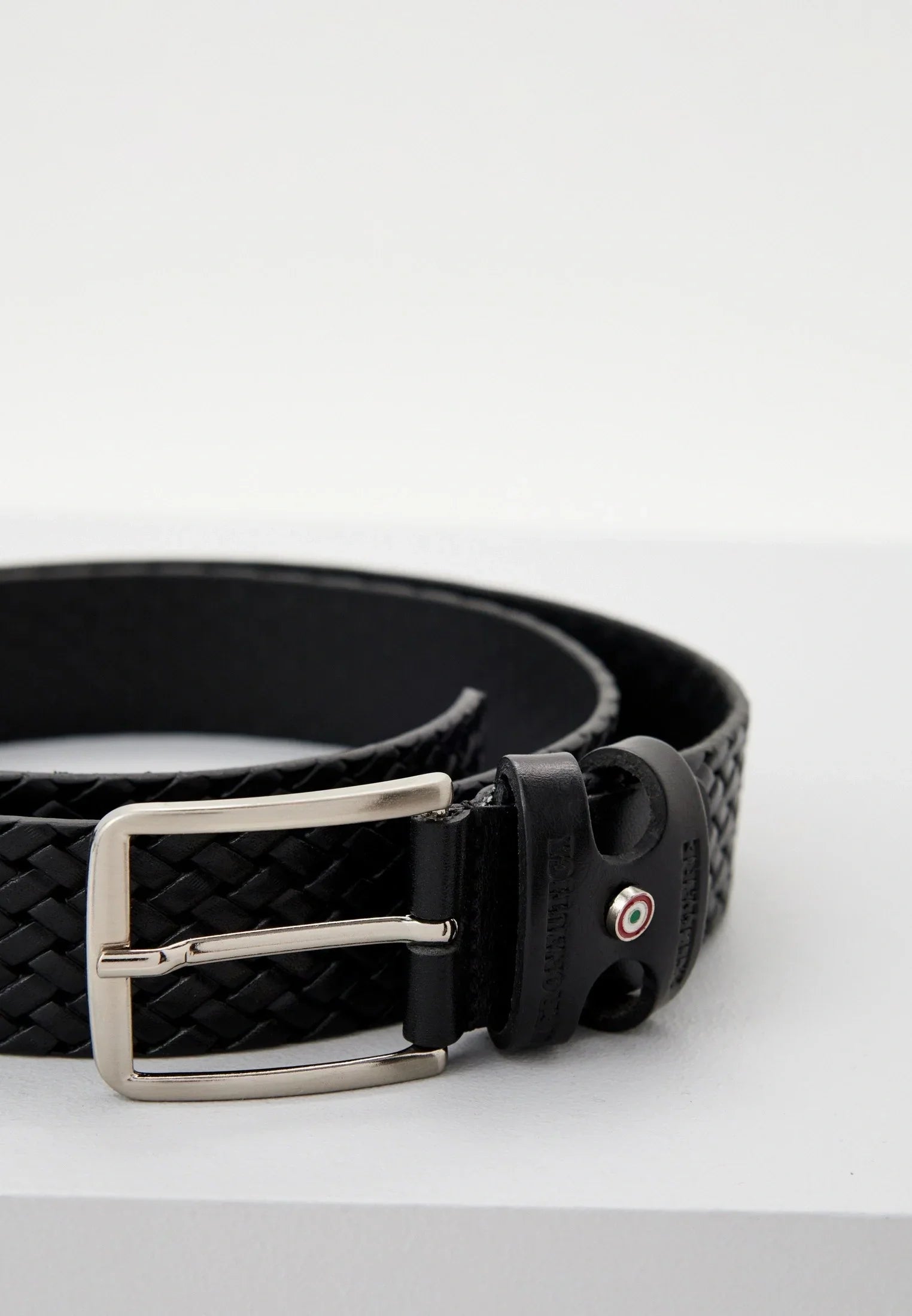 Cintura intrecciata uomo in pelle nera con fibbia argentata, dettaglio tricolore