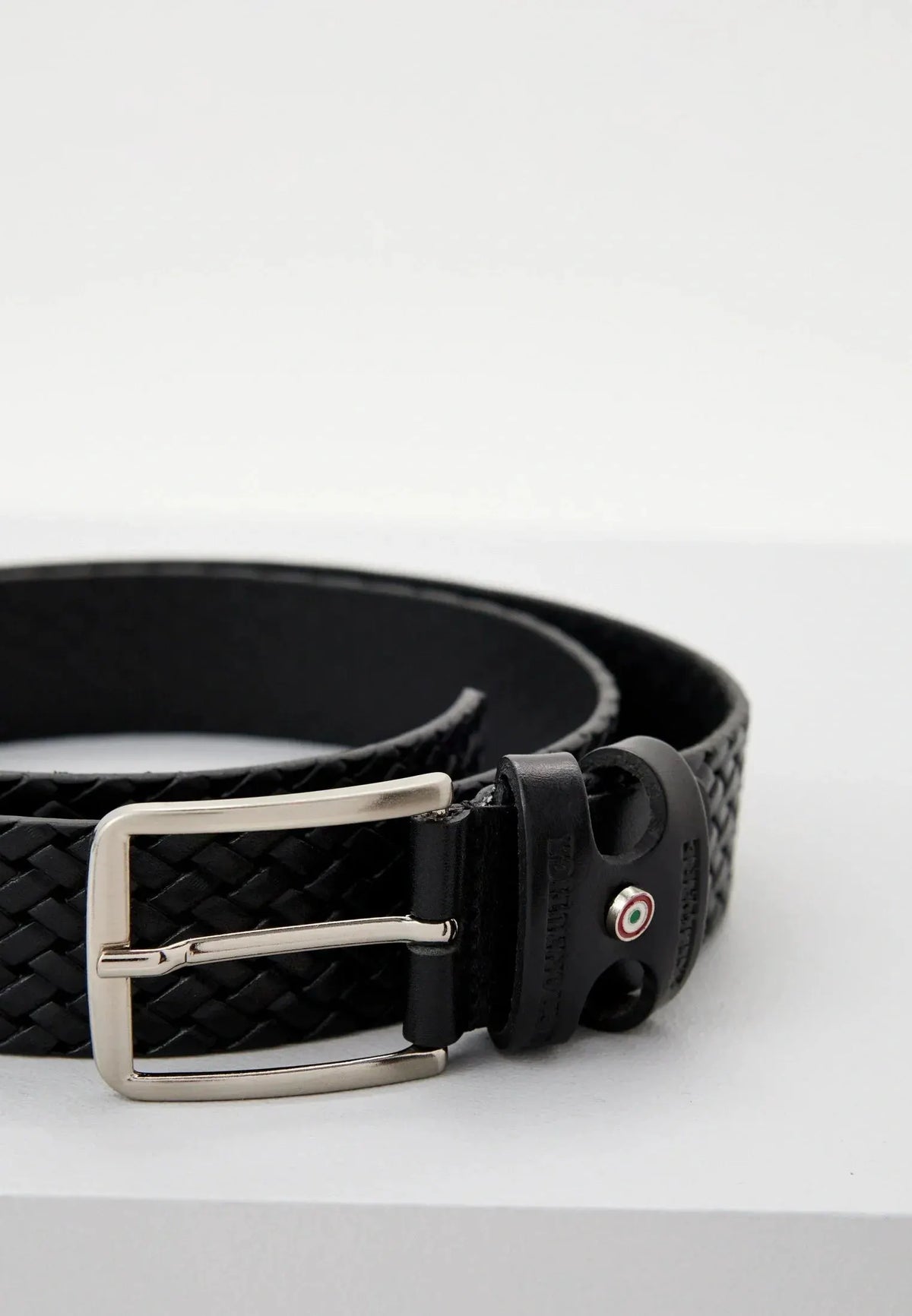 Cintura intrecciata uomo in pelle nera con fibbia argentata, dettaglio tricolore