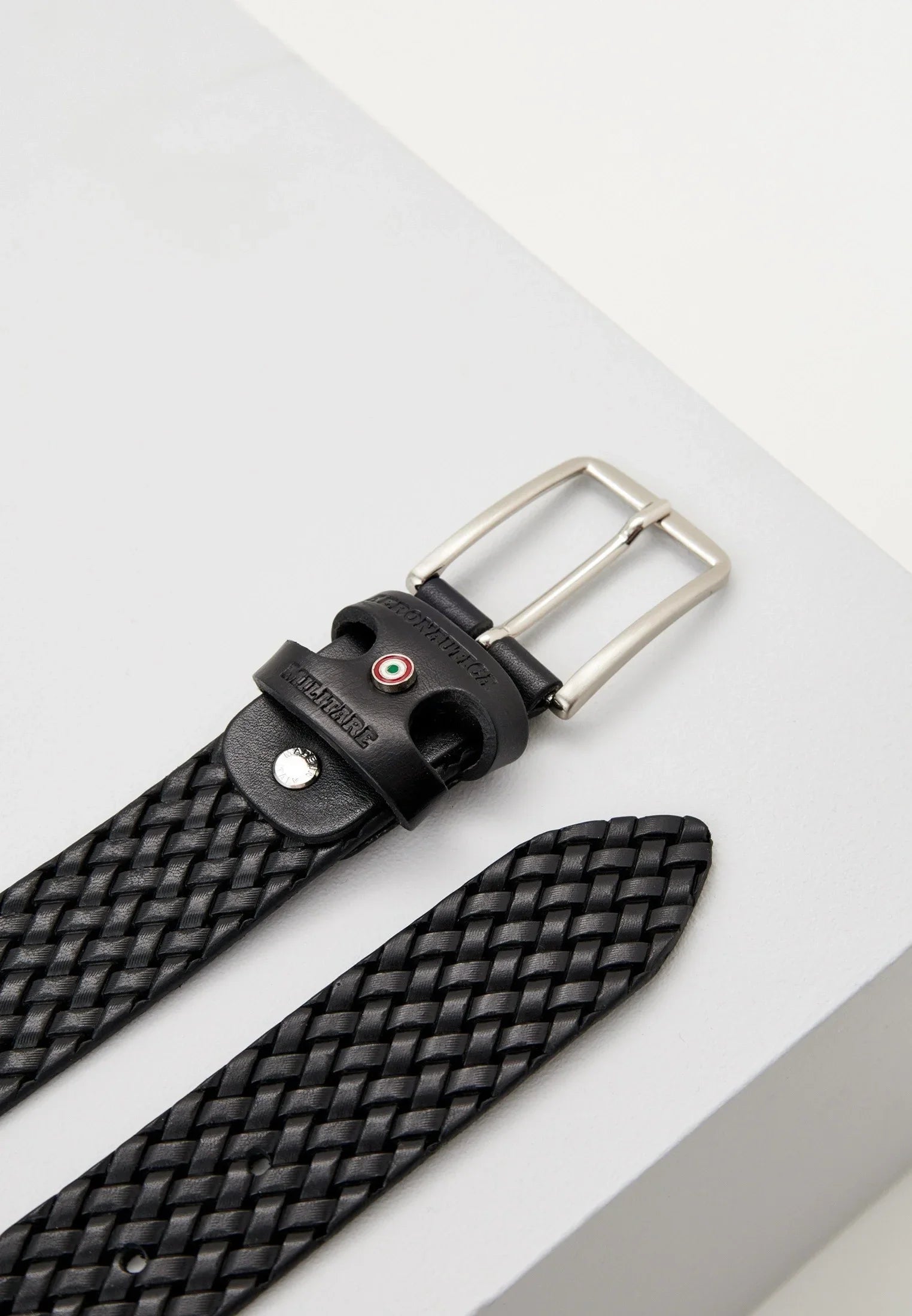 Cintura uomo intrecciata in pelle nera con fibbia metallica, dettagli Made in Italy