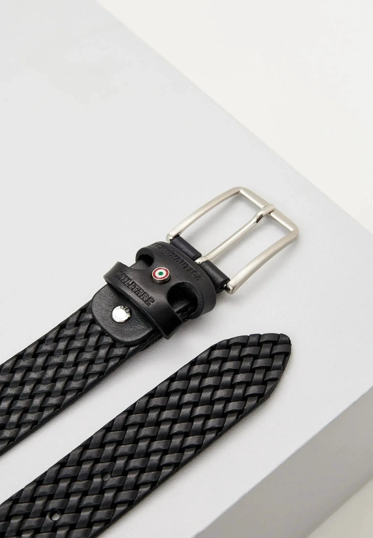 Cintura uomo intrecciata in pelle nera con fibbia metallica, dettagli Made in Italy